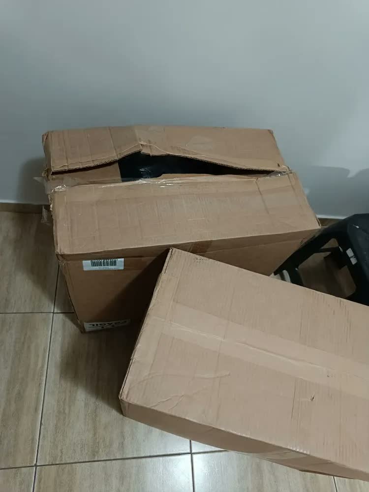 foto de Cadeira Presidente Belluno Giratória Para Escritório Preta Couro Sintético Com Braço Regulagem Altura
