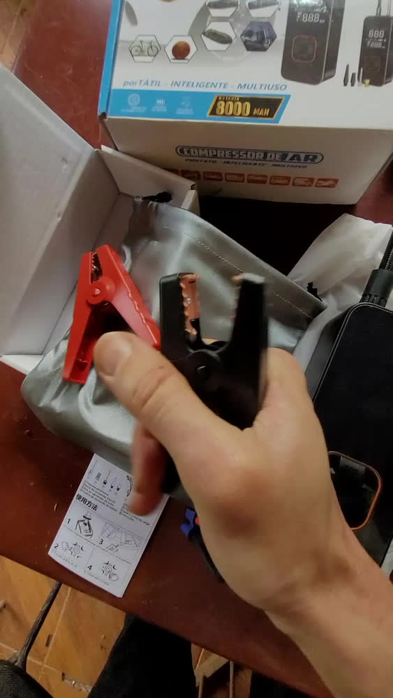 foto de Compressor de ar Portátil Bateria Conector Veicular Bivolt 150 Psi Power Bank E Auxiliar De Partida Mais Emergencial