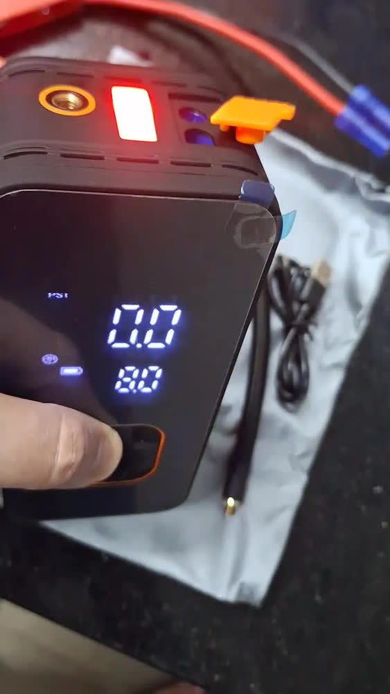 foto de Compressor de ar Portátil Bateria Conector Veicular Bivolt 150 Psi Power Bank E Auxiliar De Partida Mais Emergencial