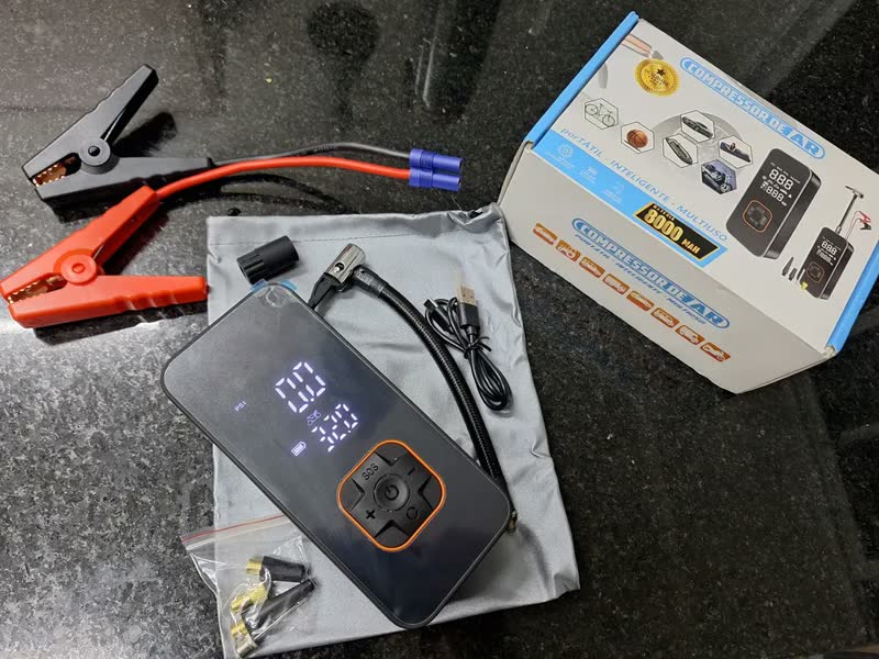 foto de Compressor de ar Portátil Bateria Conector Veicular Bivolt 150 Psi Power Bank E Auxiliar De Partida Mais Emergencial