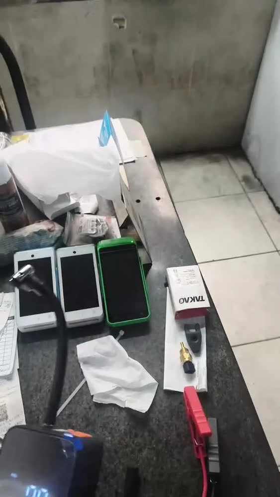 foto de Compressor de Ar Digital para Pneus com Auxiliar de Partida, Power Bank e Lanterna LED