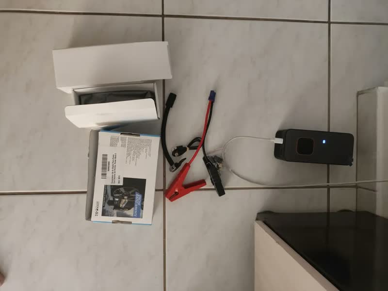 foto de Compressor de Ar Digital para Pneus com Auxiliar de Partida, Power Bank e Lanterna LED