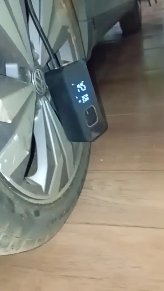 foto de Compressor de Ar Digital para Pneus com Auxiliar de Partida, Power Bank e Lanterna LED