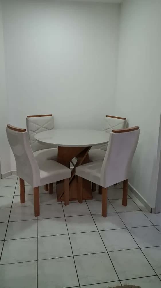 foto de Yescasa conjunto mesa redonda com 4 cadeiras tampo mdf cinamomo/off white/suede pena