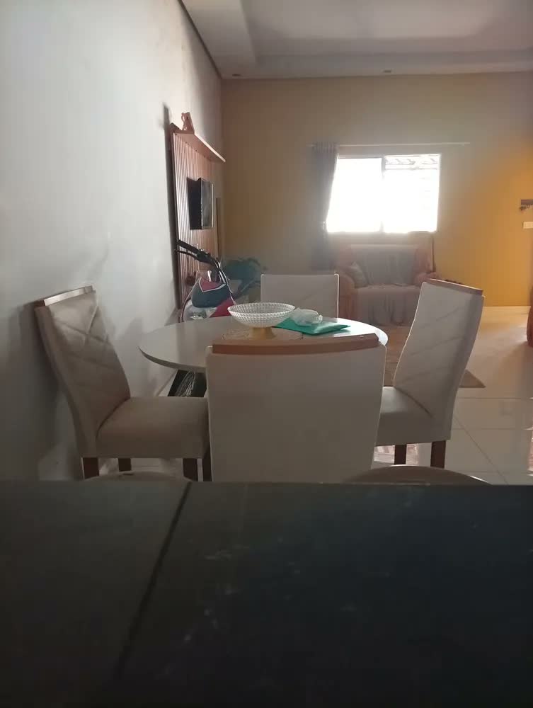 foto de Yescasa conjunto mesa redonda com 4 cadeiras tampo mdf cinamomo/off white/suede pena