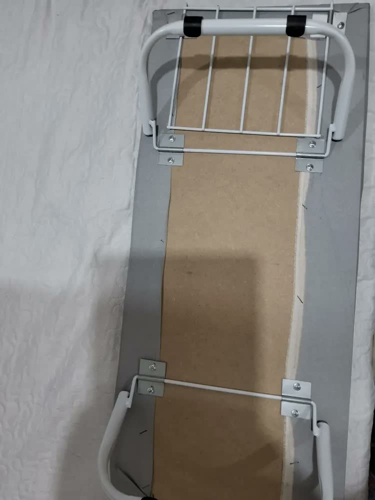 foto de Passadeira Tabua De Passar Roupa Portátil Cama Porta Ferro