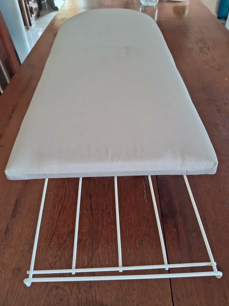 foto de Passadeira Tabua De Passar Roupa Portátil Cama Porta Ferro