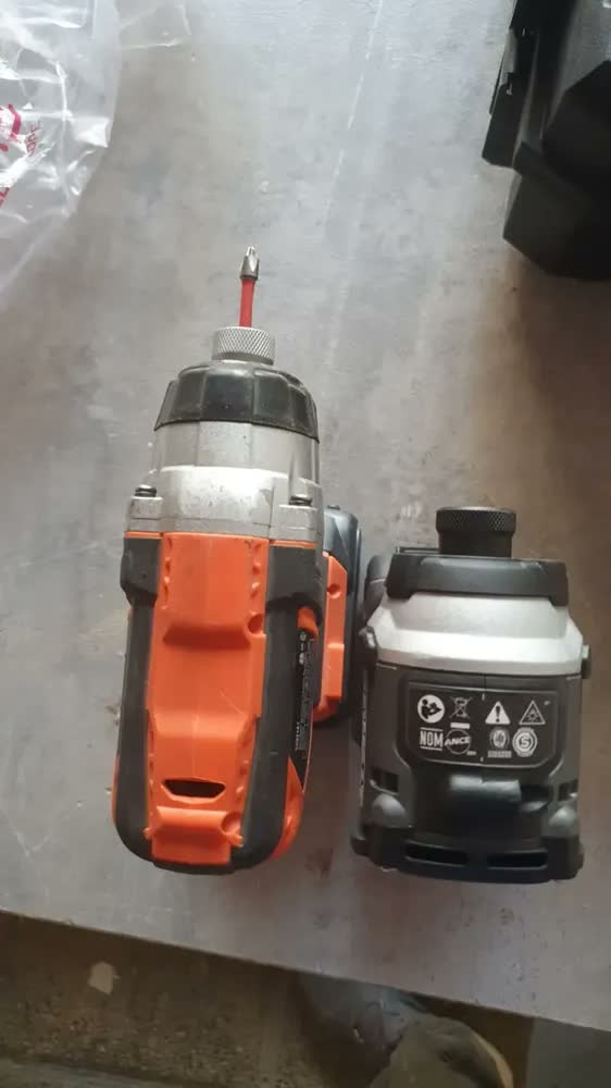 foto de Kit Furadeira e Parafusadeira com Parafusadeira Dewalt Modelo DCK200ME2GT 2 Baterias 20V