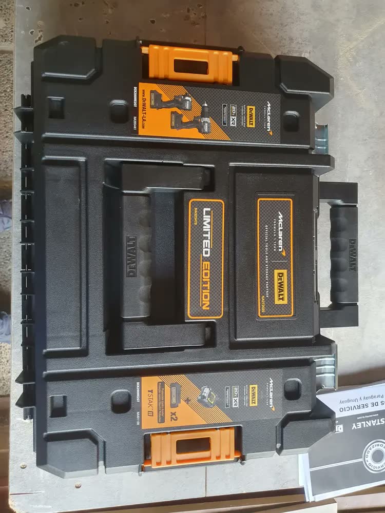 foto de Kit Furadeira e Parafusadeira com Parafusadeira Dewalt Modelo DCK200ME2GT 2 Baterias 20V
