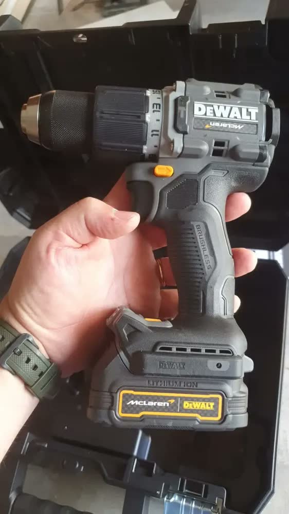 foto de Kit Furadeira e Parafusadeira com Parafusadeira Dewalt Modelo DCK200ME2GT 2 Baterias 20V