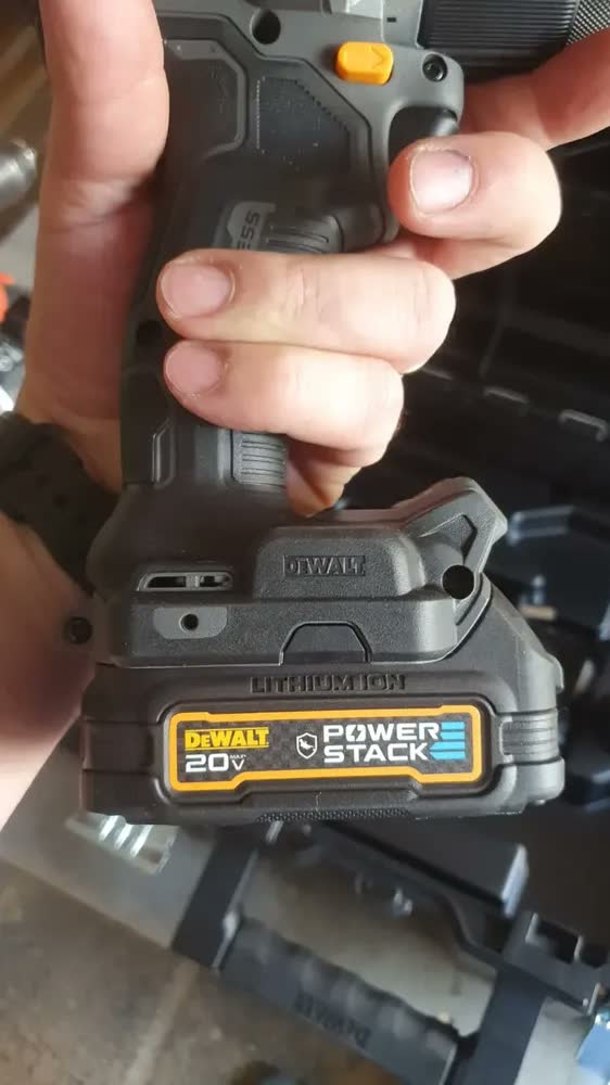 foto de Kit Furadeira e Parafusadeira com Parafusadeira Dewalt Modelo DCK200ME2GT 2 Baterias 20V