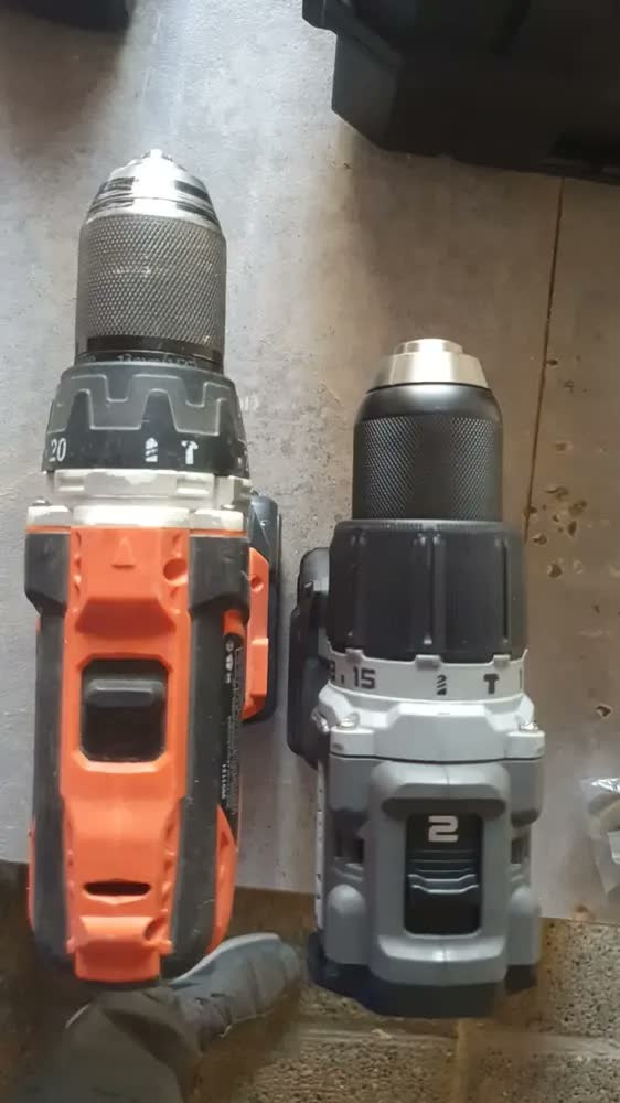 foto de Kit Furadeira e Parafusadeira com Parafusadeira Dewalt Modelo DCK200ME2GT 2 Baterias 20V