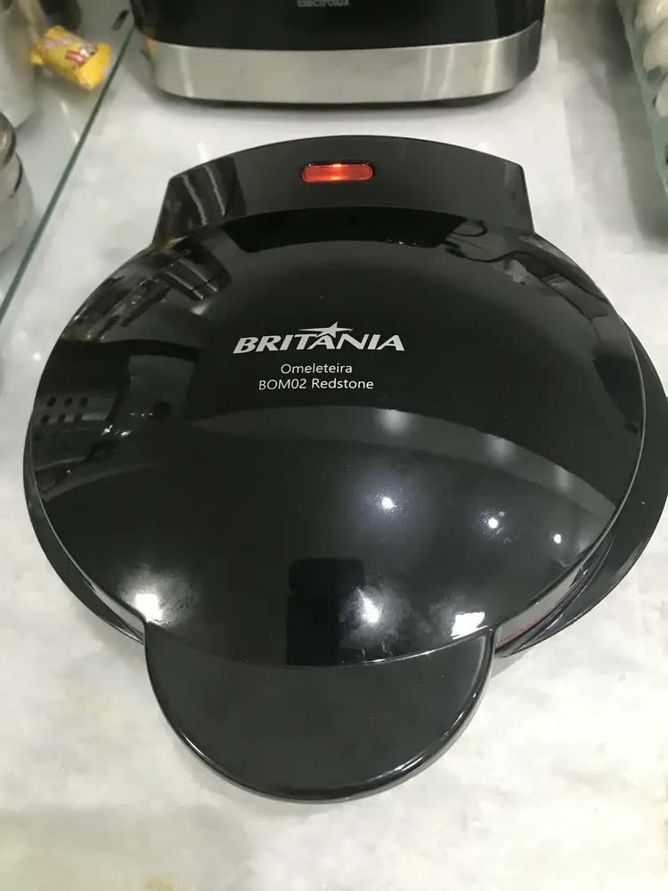 foto de Omeleteira Britânia Bom02p Antiaderente Redstone 750w Cor Preto 127 volts