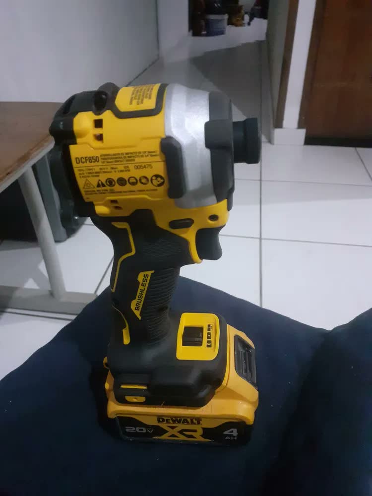 foto de Parafusadeira De Impacto 1/4'' Atomic Brushless DEWALT DCF850B-B3
