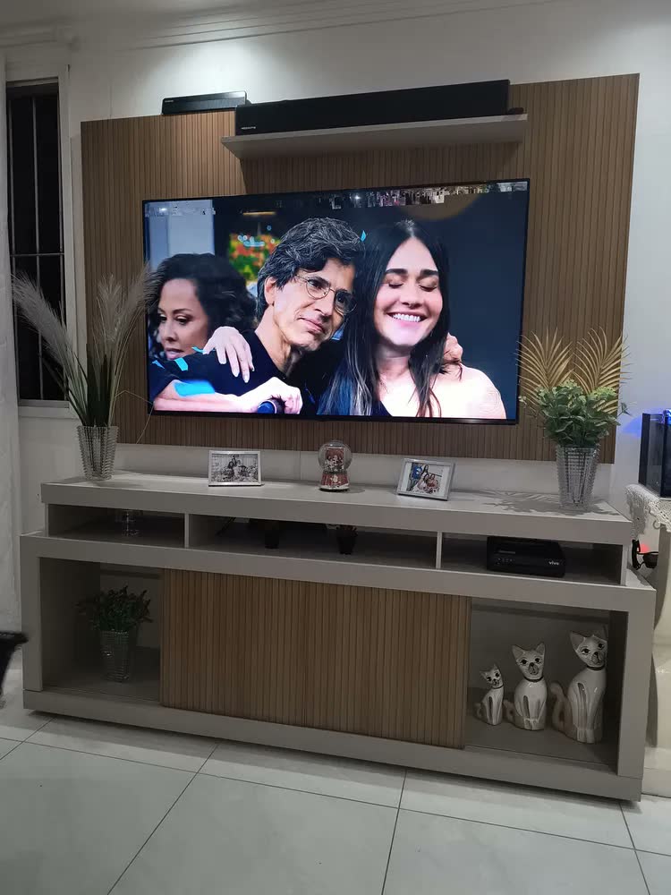 foto de Rack Bancada com Painel Ripado para TV até 65 Polegadas 1,80m Panamá Buriti / Off White Caemmun