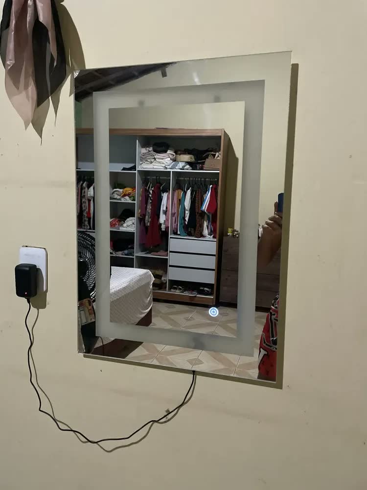 foto de Espelho Grande com Led 3 cores Retangular Jateado 70x50 Lapidado Moldura Neutro