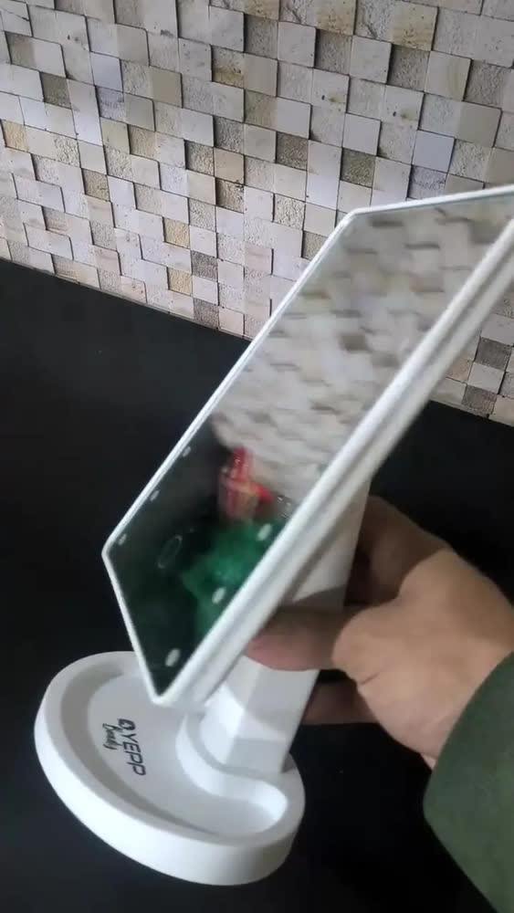 foto de Espelho Camarim De Mesa Com Luz Led Para Maquiagem Portátil