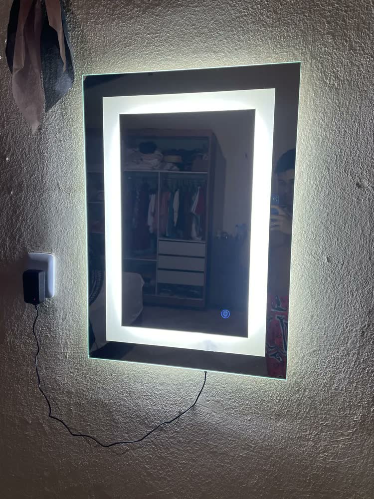 foto de Espelho com 3 cores de Led Retangular Jateado 70x50 Lapidado Moldura Quente