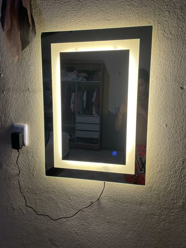 foto de Espelho com 3 cores de Led Retangular Jateado 70x50 Lapidado Moldura Quente