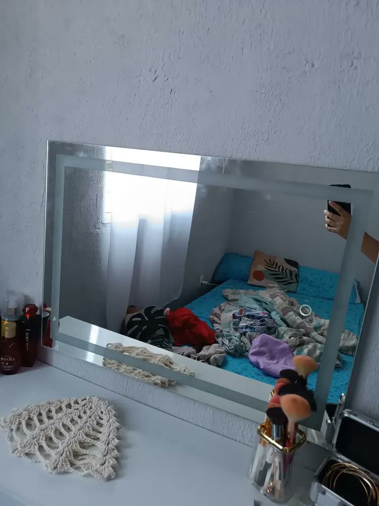 foto de Espelho com 3 cores de Led Retangular Jateado 70x50 Lapidado Moldura Quente