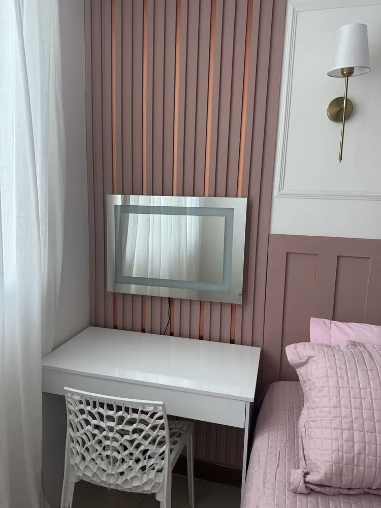 foto de Espelho com 3 cores de Led Retangular Jateado 70x50 Lapidado Moldura Quente