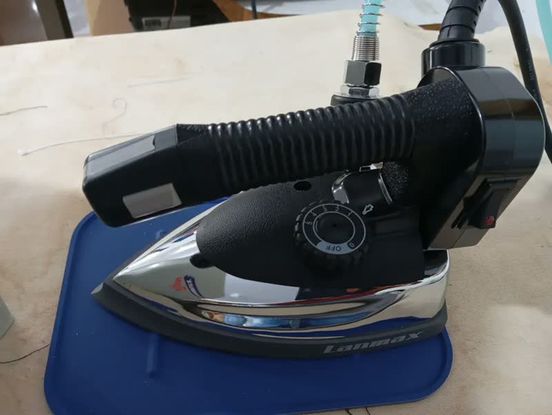 foto de Ferro ES-94A de Passar Roupas A Vapor Industrial Profissional Lanmax 1000w - Cor Preto