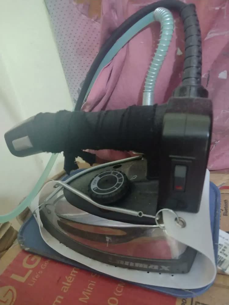 foto de Ferro ES-94A de Passar Roupas A Vapor Industrial Profissional Lanmax 1000w - Cor Preto