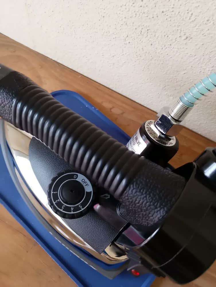 foto de Ferro ES-94A de Passar Roupas A Vapor Industrial Profissional Lanmax 1000w - Cor Preto
