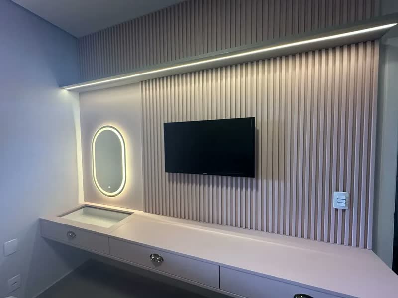 foto de Espelho Oval Jateado Com Led 3 Cores 50x80 Lapidado Moldura Branco Frio