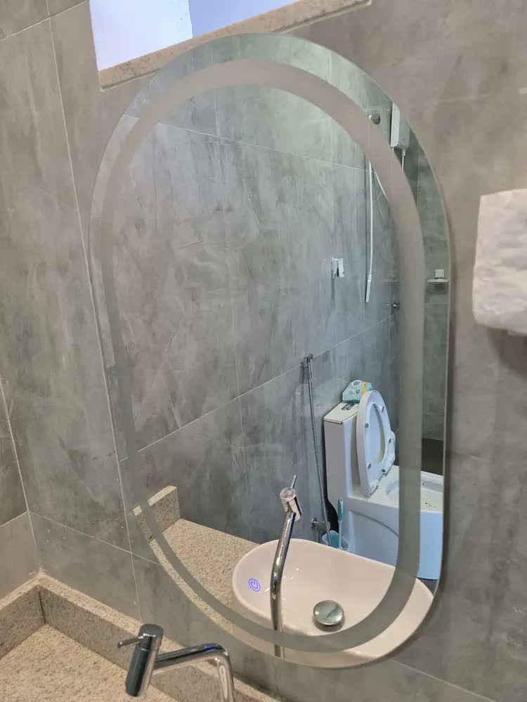 foto de Espelho Oval Jateado Com Led 3 Cores 50x80 Lapidado Moldura Branco Frio