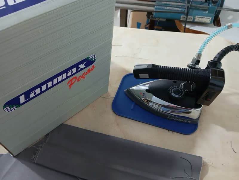 foto de Ferro Industrial a Vapor Lanmax 94A 1300W Prateado Passar Roupas