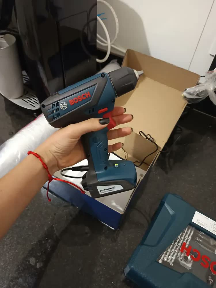 foto de Parafusadeira E Furadeira Gsr1000 Com Estojo De Brocas Smart Bosch
