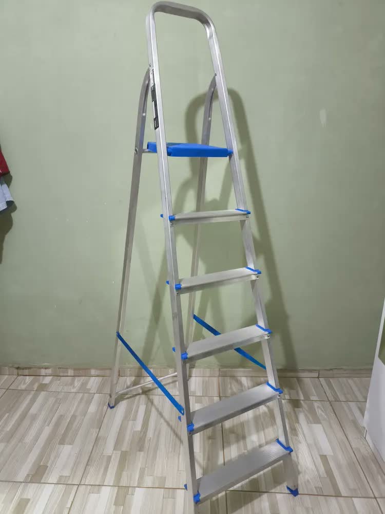 foto de Escada 6 Degraus Alumínio Tesoura Doméstica Reforçada Mor