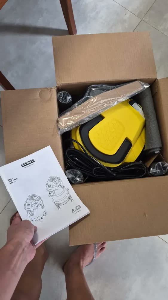 foto de Aspirador de Pó e Água Kärcher WDL 1s 1700W Tanque 12L Alcance de 7,5 m Filtro HEPA e Função Soprador