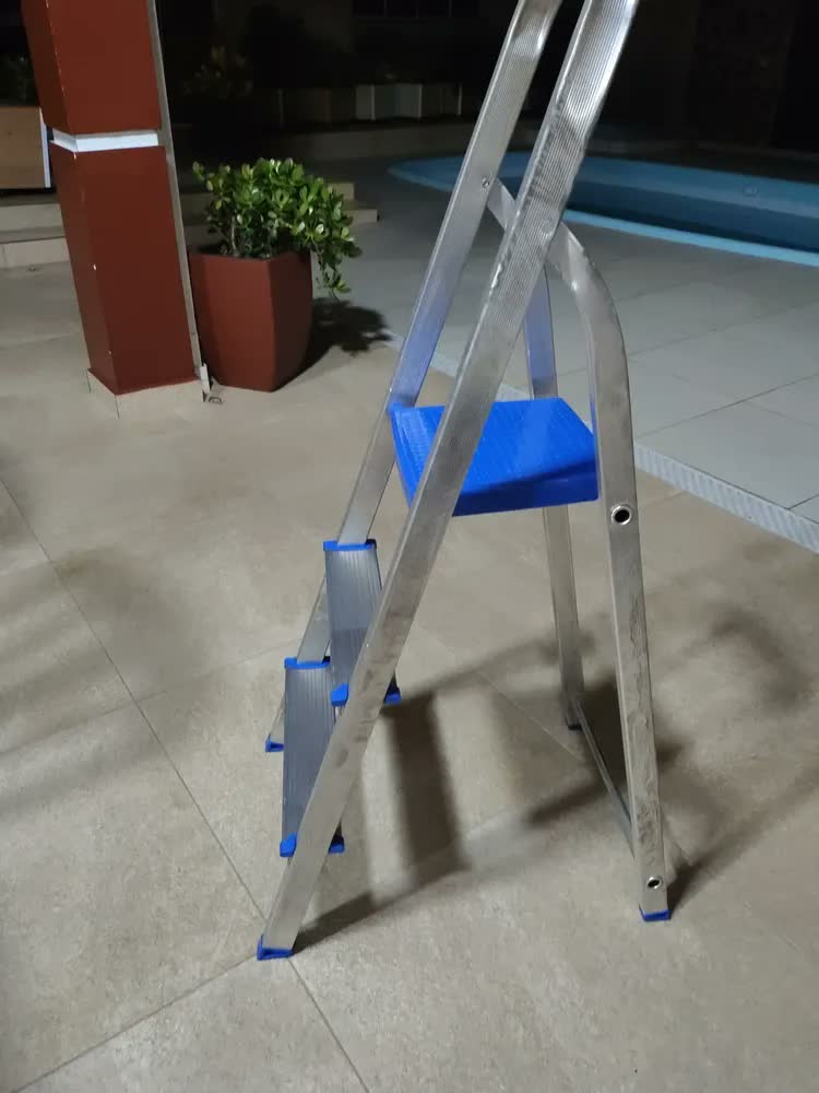 foto de Escada Alumínio 3 Degraus Tesoura Capacidade 120kg Mor