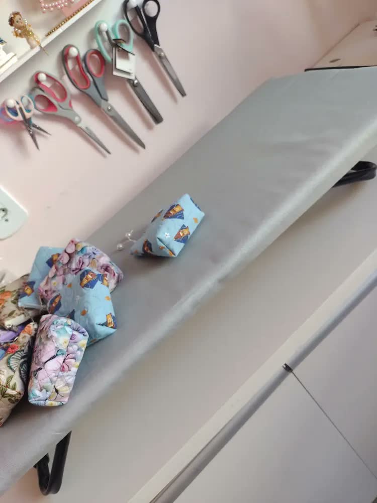 foto de Tabua Mesa Passar Roupa Portátil Dobrável Com Porta Ferro