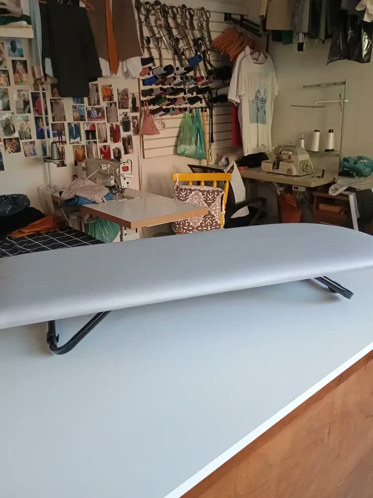 foto de Tabua Mesa Passar Roupa Portátil Dobrável Com Porta Ferro