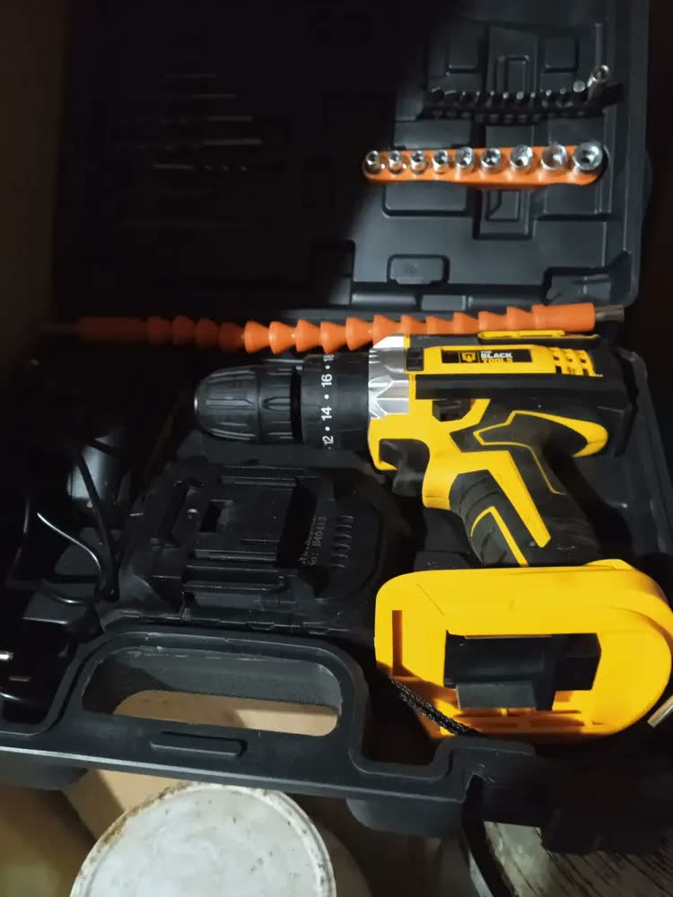 foto de Parafusadeira E Furadeira De Impacto Tb-21pw 21v 3/8 The Black Tools Com Jogo De Soquetes 40 Peças