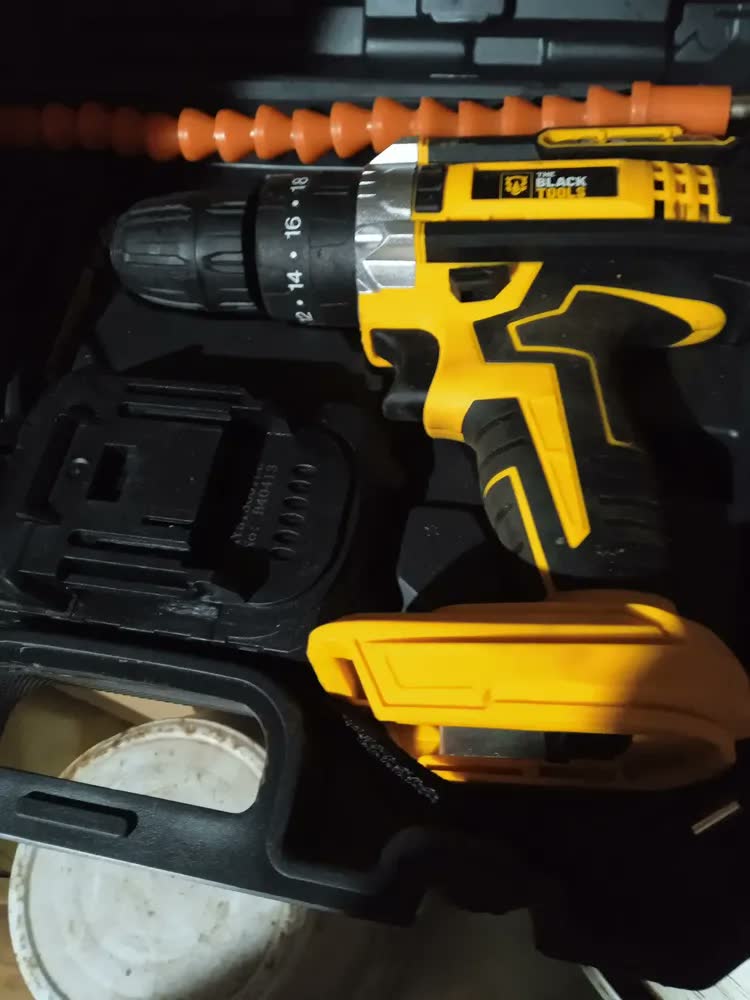 foto de Parafusadeira E Furadeira De Impacto Tb-21pw 21v 3/8 The Black Tools Com Jogo De Soquetes 40 Peças
