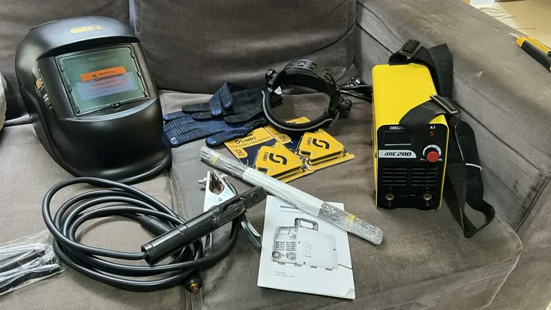 foto de Maquina De Solda Inversora Eletrica 200a The Black Tools Arc200 Com Máscara De Solda Automática E Acessórios