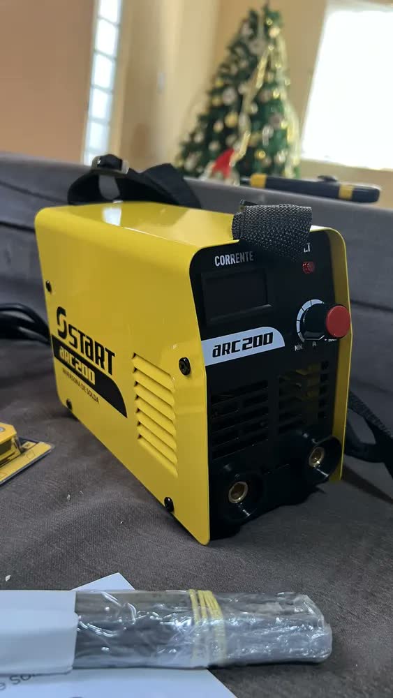 foto de Maquina De Solda Inversora Eletrica 200a The Black Tools Arc200 Com Máscara De Solda Automática E Acessórios