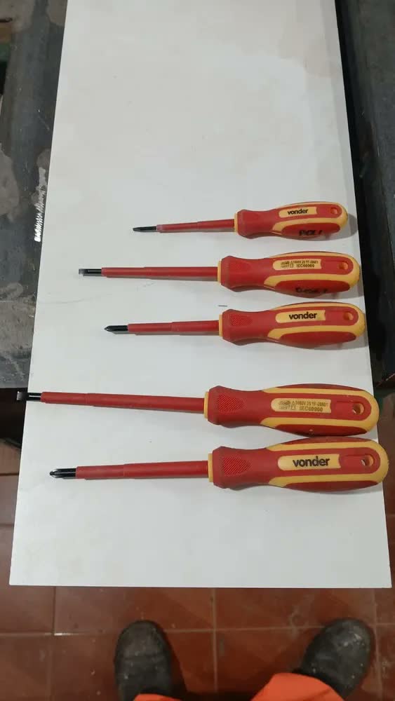 foto de Jogo De Chaves Fenda Phillips Isolada Eletricista Iec60900 Vonder 1.000v