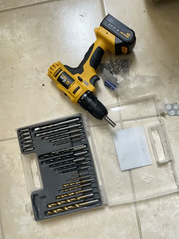 foto de Parafusadeira Furadeira A Bateria 3/8” 10mm 1350rpm Bivolt The Black Tools + Jogo De Brocas Bits E Buchas 300 Peças