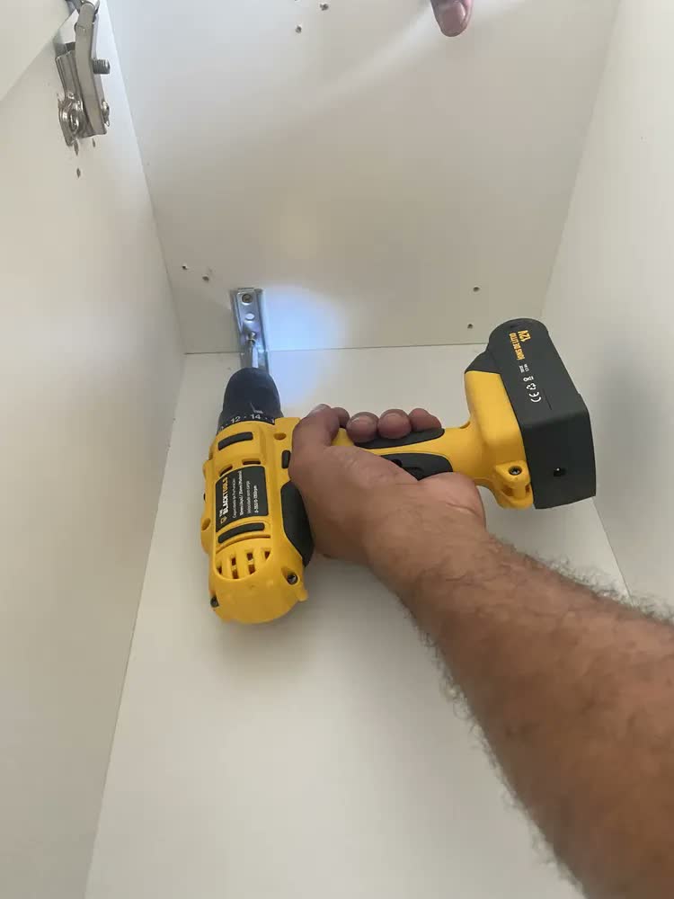 foto de Parafusadeira Furadeira A Bateria 3/8” 10mm 1350rpm Bivolt The Black Tools + Jogo De Brocas Bits E Buchas 300 Peças