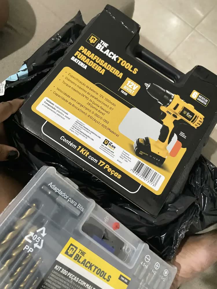 foto de Parafusadeira Furadeira A Bateria 3/8” 10mm 1350rpm Bivolt The Black Tools + Jogo De Brocas Bits E Buchas 300 Peças