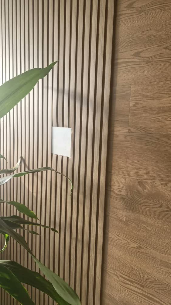 foto de Painel Ripado Laminado De Eva Autocolante Flexível Rolo 10mt Cor Cinza