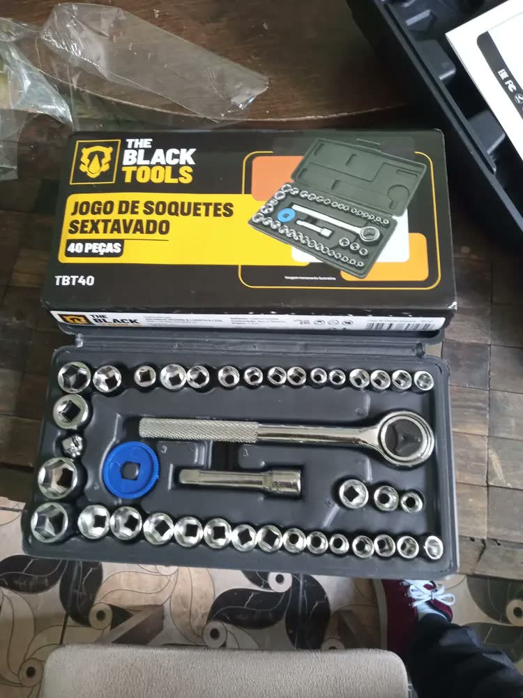 foto de Parafusadeira Furadeira Sem Fio Bateria 12v P/ Madeira Metal Tb-12e The Black Tools Com Jogo De Soquetes 40 Peças