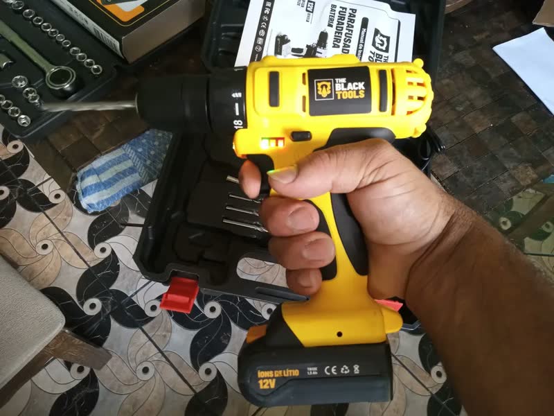 foto de Parafusadeira Furadeira Sem Fio Bateria 12v P/ Madeira Metal Tb-12e The Black Tools Com Jogo De Soquetes 40 Peças