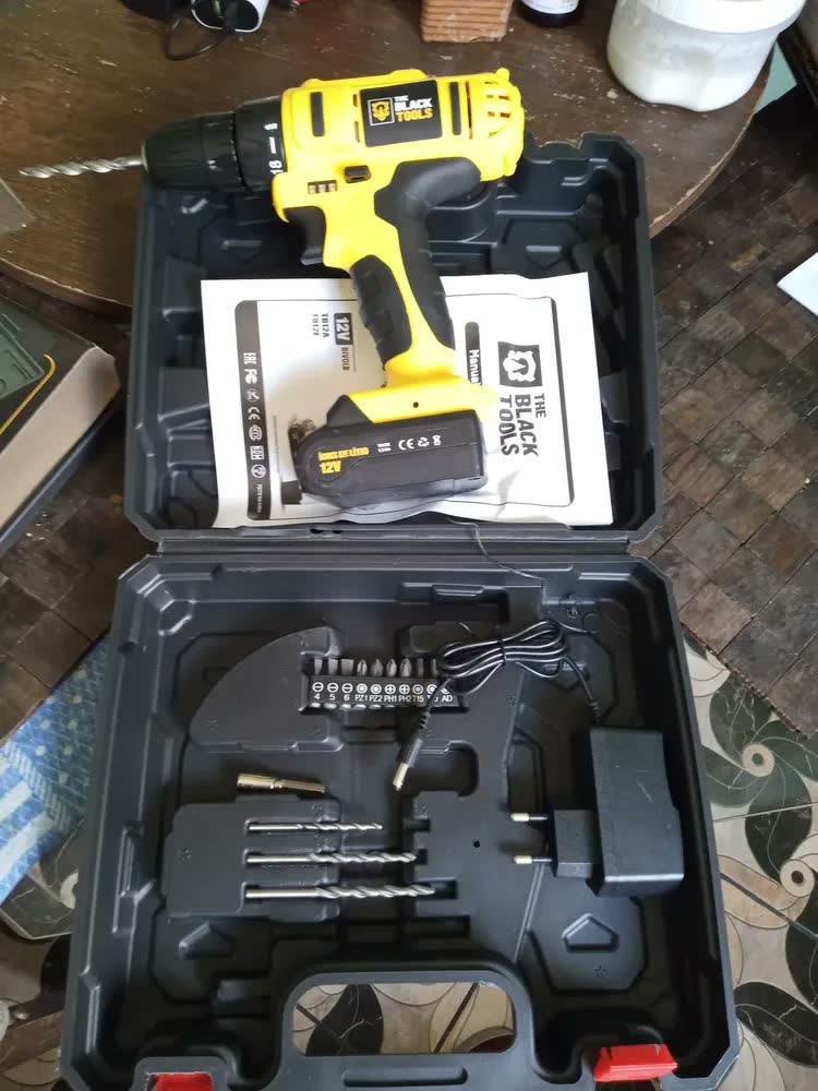 foto de Parafusadeira Furadeira Sem Fio Bateria 12v P/ Madeira Metal Tb-12e The Black Tools Com Jogo De Soquetes 40 Peças