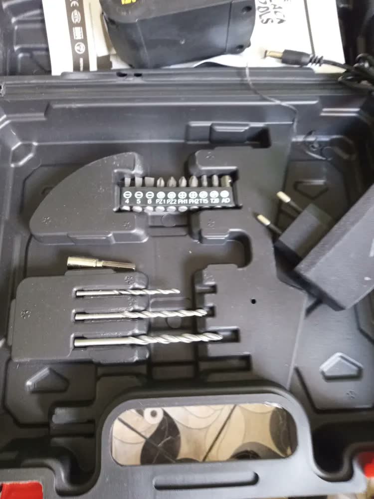 foto de Parafusadeira Furadeira Sem Fio Bateria 12v P/ Madeira Metal Tb-12e The Black Tools Com Jogo De Soquetes 40 Peças